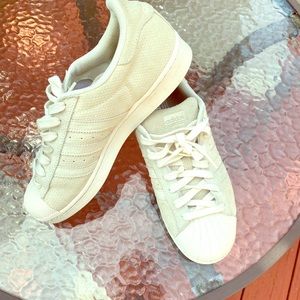 ADIDAS Men’s/boys size 8 like new Adidas Superstar suede